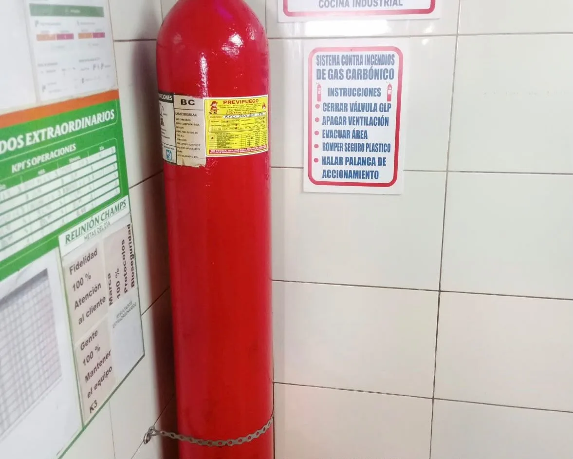 Cilindro CO₂ PREVIFUEGO instalado en esquina